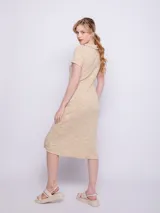 Vestido midi color beige con textura acanalada, cuello camisero, manga corta y abotonado al frente.