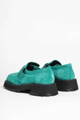 Mocasines de gamuza color tostado, con suela gruesa negra de goma con plataforma y diseño track.