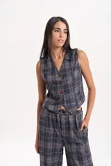 Chaleco de diseño sastrero con estampado de cuadros en tonos gris y naranja. Presenta escote en V, cierre frontal con botones y corte entallado.