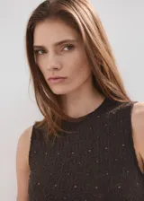 Top Pati de tejido con efecto arrugado y diseño entallado, color marrón, con cuello redondo, tirantes anchos y detalles de brillo.
