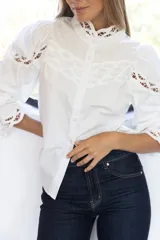 Jean recto de denim azul oscuro, de tiro medio y corte clásico.