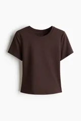 Remera deportiva de corte ajustado con cuello redondo y mangas cortas. Confeccionada en tejido funcional con tecnología SoftMove para mayor suavidad y DryMove para absorción de sudor.