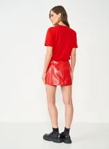 Remera roja con estampado frontal con la frase "the love era" en relieve.