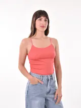 Body de tejido acanalado color coral, con escote redondo y breteles finos.