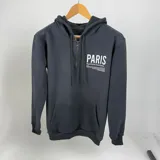 Canguro negro de algodón con capucha, medio cierre frontal y estampa blanca con la palabra "Paris".