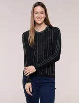 Blusa de punto acanalado fino, color negro, con ajuste al cuerpo, escote a la base y mangas largas. Cuenta con apliques de strass dispuestos en líneas verticales paralelas en el frente y las mangas, además de una vista decorada con estrás brillantes en el escote.