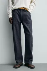 Jeans de corte recto en denim azul oscuro, con mezcla de algodón y cáñamo sin lavados. Presenta diseño de cinco bolsillos, tiro medio y cierre frontal con cremallera y botón.