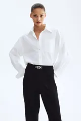 Pantalón sastre de tiro alto en punto roma pesado con cinturón decorativo y hebilla de metal. Piernas bootcut con pliegue cosido adelante y atrás.