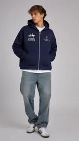 Campera canguro azul marino con cierre frontal completo, capucha, bolsillos tipo canguro y estampados gráficos en el pecho.