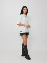 Remera negra de algodón con corte oversize y cuello redondo.