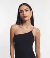 Vestido midi negro de tul, con escote de un solo hombro y bretel fino. Presenta fruncido lateral y corte ajustado al cuerpo.