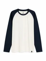 Remera estilo raglán de manga larga, con cuerpo en color crema y mangas en color azul marino. Presenta cuello redondo al tono de las mangas y un pequeño logo aplicado en el ruedo.
