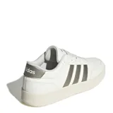 Championes Adidas Breaknet 3.0 de estilo urbano inspirado en el tenis, con capellada sintética blanca y las icónicas tres tiras laterales en color gris. Presenta suela de goma en tono crema y cierre mediante cordones.