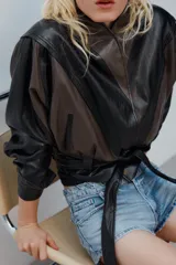 Shorts de denim de tiro bajo y cinco bolsillos, con detalle de cordón entrelazado en la cintura del mismo tejido. Cuenta con cierre frontal con cremallera y botón metálico.