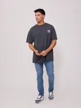 Remera color crudo de algodón con estampa en la espalda con motivos playeros y la frase "Surf Island Rusty Go".