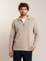 Sweater color beige de algodón y poliéster, con cuello polo y cierre parcial con cremallera.