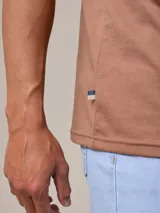 Remera blanca de algodón con cuello redondo y manga corta.