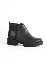 Bota corta de cuero negro con cierre lateral y suela track. Fabricada en Uruguay con materiales de excelente calidad.
