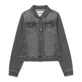 Chaqueta de jean gris oscuro con cierre frontal de botones metálicos, bolsillos superiores con solapa y bolsillos laterales. Presenta cuello clásico y puños abotonados.