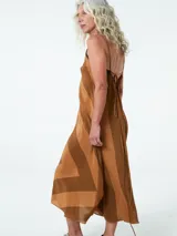 Vestido largo marrón con estampado geométrico en tonos marrones, escote en V y tirantes finos.