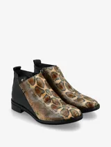 Botín de cuero negro con cierre lateral y detalle de costuras.