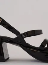 Sandalias negras de charol con plataforma, taco cuadrado y tiras finas.