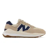 Championes urbanos New Balance modelo 57/40, con diseño híbrido en tonos beige, azul marino y blanco. Presentan una silueta aerodinámica con entresuela de diseño ondulado, combinando gamuza y malla en su confección.