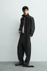 Sobrecamisa de corte regular fit en tejido elástico y transpirable, con cuello solapa, cierre frontal mediante botones a presión y bolsillo de plastrón en el pecho. Presenta mangas largas con puños abotonados y bajo con aberturas laterales.