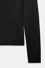 Top de punto ajustado al cuerpo con escote recto estilo off-shoulder y manga larga.