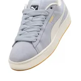 Zapatilla Puma Suede XL, color naranja quemado, con franja lateral (Formstrip) y cordones blancos. Presenta una suela de goma blanca gruesa.