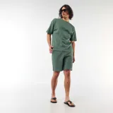 Bermuda de punto grueso color verde militar, con diseño liso y corte recto.