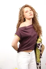 Top de algodón color bordó con escote asimétrico tipo bote y detalle de ribete en color amarillo en las mangas. Diseño de corte holgado.