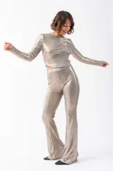 Remera de viscosa color dorado con textura acanalada y mangas largas.