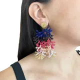 Aros colgantes con forma de coral, hechos a mano con mostacillas de colores azul, marrón, rojo, rosa, blanco y dorado.