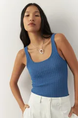 Top sin mangas negro, de corte ajustado al cuerpo, con escote cuadrado y tejido tramado acanalado.