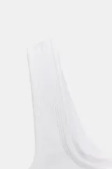 Top negro de mezcla de algodón, con escote redondo y tirantes anchos. Presenta un diseño de tejido en superposición.