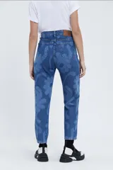 Jean azul con estampado floral, de tiro alto y corte recto.