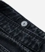 Pantalón wide leg de jean con efecto marmorizado, de tiro alto, con bolsillos laterales y cierre frontal con botón y cremallera.