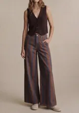 Chaleco de punto color beige con cuello en V y cierre frontal con botones.