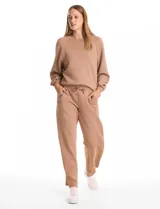 Pantalón tipo jogger de corte recto, color marrón con estampado animal print sutil. Presenta pretina ancha elastizada con lazo de ajuste y bolsillos laterales.