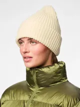 Gorro de lana tejido en punto acanalado de color beige claro, con diseño simple y vuelta.