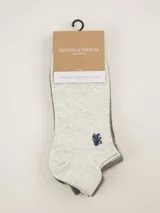 Pack de tres pares de medias cortas de lujo de la marca Benson & Thomas, en tonos gris claro y gris oscuro, con logo bordado en azul.
