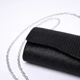 Cartera tipo sobre de fiesta color negro con textura acanalada y correa de cadena metálica plateada.