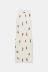 Vestido midi de viscosa color blanco con estampado abstracto marrón, diseño sin mangas, cuello redondo plisado y cierre de lazos en la espalda.