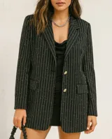 Blazer negro con rayas verticales blancas y botones dorados.