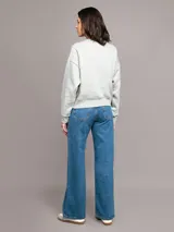 Buzo gris de cuello redondo, confeccionado en tejido fleece, con el logo de Calvin Klein bordado en el frente.