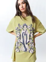 Remera negra de manga corta, corte oversize, con estampado frontal de una figura femenina de estilo asiático rodeada de flores blancas y verdes.