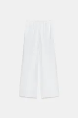 Pantalón de algodón color blanco, con tiro medio, cintura elástica y diseño de pierna recta.