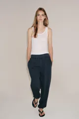 Pantalón de algodón con efecto lavado, de tiro medio, cintura elástica, pierna ancha y bajo abullonado con puño elástico.
