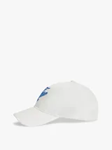 Gorra de béisbol blanca de seis paneles, confeccionada en algodón, con bordados en hilo azul de la marca Tommy Hilfiger en la parte frontal y lateral.